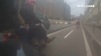 男誤認被叭不爽　竟伸腳攔車險害摔