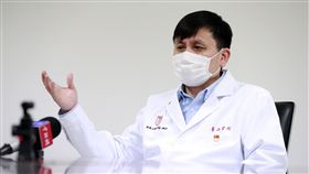 上海華山醫院感染科主任張文宏曾斷言全球疫情在2020年夏天不可能結束的中國防疫專家、上海華山醫院感染科主任張文宏（圖）近日表示，武漢肺炎是史上最難對付的病毒之一，難度超乎想像。（中新社提供）中央社　109年3月28日