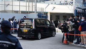 12港人偷渡案 2名未成年移交香港警方中國大陸深圳市鹽田區法院30日就12港人偷渡案宣判後，其中兩名未被起訴的未成年港人，中午被移交給香港警方。圖為押送兩人的車輛進入天水圍警署。（中通社提供）中央社 109年12月30日