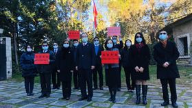 駐西班牙代表處2021元旦升旗典禮駐西班牙代表處2021年1月1日上午舉辦元旦升旗典禮，為遵守西班牙防疫規範，未邀請賓客，僅由代表劉德立（前中）率館員參與。（駐西班牙代表處提供）中央社記者曾婷瑄巴黎傳真 110年1月2日