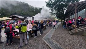 元旦連假第2天　清水地熱人潮眾多元旦連假第2天，2日宜蘭景點人氣王清水地熱園區吸引不少人潮前往泡腳、以溫泉煮食，享受雲霧繚繞休閒氛圍。（宜蘭縣政府提供）中央社記者沈如峰宜蘭縣傳真　110年1月2日