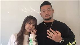 佐藤堇（左）與格鬥選手愛鷹亮（右）奉子成婚。（圖／翻攝自佐藤堇推特）