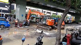 板橋自來水管破裂！1萬5000戶受影響　相關單位開挖找滲漏點（圖／翻攝自臉書新北消防發爾麵）