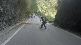 中橫白沙橋附近掉落石 交通中斷半小時中橫公路台8線180.3公里處白沙橋附近2日上午邊坡出現零星落石，交通中斷逾30分鐘，為避免仍有土石掉落，工務人員持續在現場待命。（新城警分局提供）中央社記者張祈傳真  110年1月2日