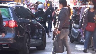 傳統市場上演人車爭道　行車潛規則曝