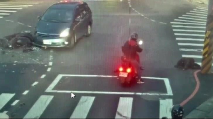 騎士撞左轉車噴飛重摔！驚悚畫面曝光