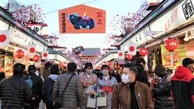 日本武漢肺炎確診新增3247例  49人死亡日本武漢肺炎確診病例新增3247例，49人死亡。東京新增783例，東京都政府防疫主管表示，新增數雖比昨天減半，但過年期間有這麼多新增病例令人震撼。圖為東京淺草寺前仍人潮眾多。中央社記者楊明珠東京攝  110年1月1日