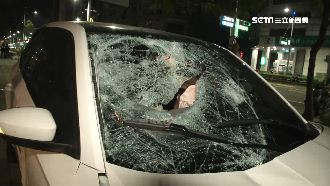 轎車路口轉彎失控　2人聊天慘遭撞飛