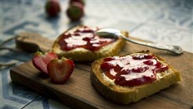 冬天是草莓最甜美季節，除了單吃外，用作果汁及果醬也相當適合。（圖／翻攝自unsplash）