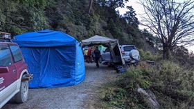 郡大林道竟出現9車停滿山路霸占、紮營野炊烤地瓜，擋住接駁車，網友痛批自私，林務局上山勸導。(圖／網友提供)