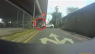 桃園嬤闖紅燈　「大字型」遭轎車撞飛