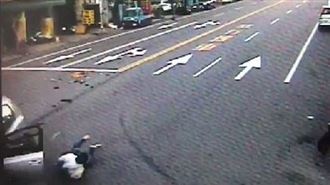 台中轎車追撞秒起火　驚險逃生畫面曝