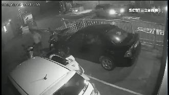 轎車撞飛婦人、5機車　駕駛辯不知情