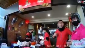 熊貓女外送員等太久質疑店家拖餐，遭男店員恐嚇嗆聲，她將秘錄器影片PO網，同時報警。(圖／翻攝自臉書爆怨公社)