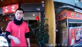 熊貓女外送員等太久質疑店家拖餐，遭男店員恐嚇嗆聲，她將秘錄器影片PO網，同時報警。(圖／翻攝自臉書爆怨公社)