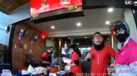 熊貓女外送員等太久質疑店家拖餐，遭男店員恐嚇嗆聲，她將秘錄器影片PO網，同時報警。(圖／翻攝自臉書爆怨公社)