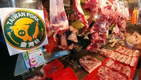 攤商貼台灣豬標章（1） 含萊克多巴胺美豬1日起開放進口，2日桃園一處傳統市場豬肉攤，可看到攤商在看板上貼有「台灣豬」標章，肉品清楚標示產地供民眾選擇。中央社記者施宗暉攝 110年1月2日