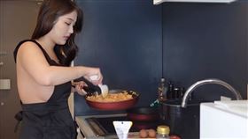 水咲優美只穿1件圍裙烹飪，豐滿雪乳若隱若現。（圖／翻攝自水咲優美youtube）