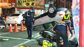 台南,車禍,機車,賓士,騎士,交通號誌箱（圖／翻攝台南爆料公社）