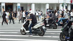 機車族/斑馬線/禮讓行人(記者陳弋攝影)