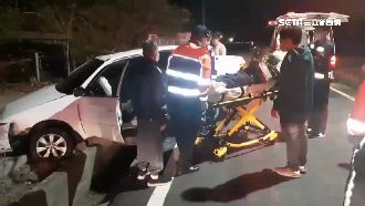 出院開車釀禍　蔡啟芳載妻自撞電線桿