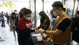 PLG桃園領航猿主場開幕戰　球迷進場前消毒台灣職籃聯盟P. LEAGUE+（簡稱PLG）桃園領航猿隊3日在桃園巨蛋進行主場開幕戰，與福爾摩沙台新夢想家隊交手，配合防疫規定，球迷進場前用酒精消毒手部。中央社記者張新偉攝  110年1月3日