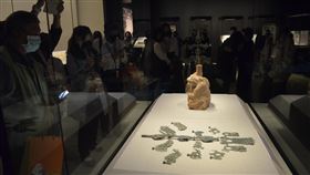 故宮南院展出東漢搖錢樹故宮南院舉辦「樹：從信仰到抒情」特展，向國立歷史博物館借展東漢出土文物搖錢樹，呈現古人求財及想升仙的欲望。中央社記者蔡智明攝  110年1月4日