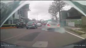 賓士,燒胎,白煙,競速,新竹市,（圖／翻攝自臉書《新竹爆料公社》）