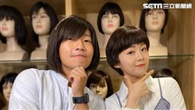 蔡昌憲頭戴假髮，和楊小黎一同感受假髮帶給癌友的自信美。（圖／在台灣的故事提供) 