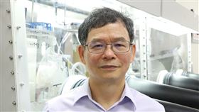 台科大教授黃炳照獲德國宏博研究獎台灣科技大學教授黃炳照透過同步輻射臨場光譜技術，有效了解電池運作細節，對電池未來發展有重大影響，獲德國「宏博研究獎」。（台科大提供）中央社記者許秩維傳真  110年1月4日