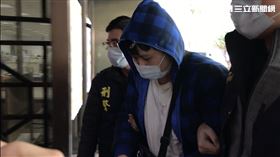▲2020年跨年2021年前，在PTT和巴哈姆特發文「血染台灣」的洪男，被送到北檢時，相當閃避媒體鏡頭，面對追問，完全不發一語。（圖／記者楊佩琪攝）