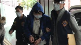 ▲2020年跨年2021年前，在PTT和巴哈姆特發文「血染台灣」的洪男，被送到北檢時，相當閃避媒體鏡頭，面對追問，完全不發一語。（圖／記者楊佩琪攝）