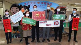 ▲趁著2021新年到來，歐洲在臺商務協會執行長何飛逸(右四)及ICRT總經理白健文（Tim Berge）(右三)等人祝福大家「HAPPY NEW YEAR!」，也要感謝臺灣，讓他們拿到「HAPPY NEW ID!」(紅衣為移民署臺北市服務站主任蘇慧雯)。（圖／中華民國內政部移民署提供）