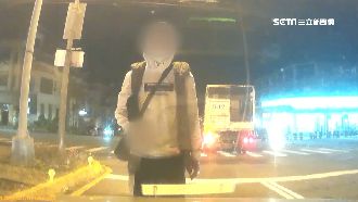 怪客出沒　手持利器站路中嚇壞駕駛