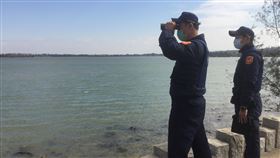 防民眾騷擾候鳥　警加強查察取締棲地違規行為內政部保安警察大隊第七總隊第四大隊警務正張嘉男4日指出，未來會全力配合金門國家公園管理處加強查察取締候鳥棲地違規違法行為，增加勤務人數，防止民眾騷擾候鳥。中央社  110年1月4日