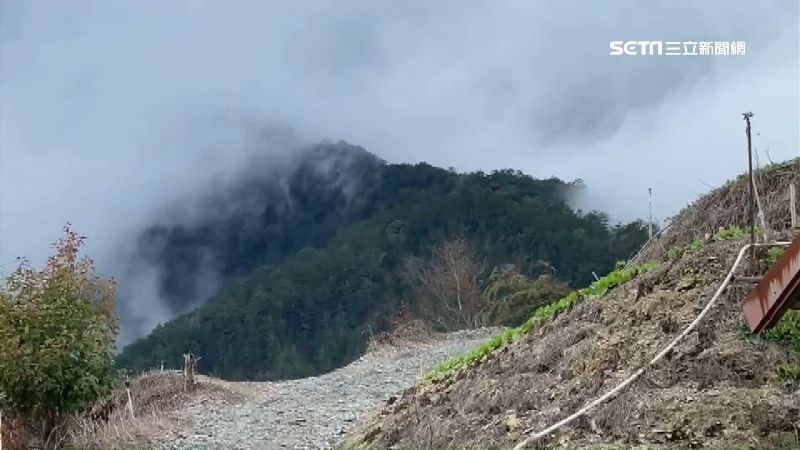 百公斤男爬山扭傷　搜救員合力背下山