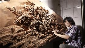 三義木雕師賴永發  創作逾40年苗栗縣政府文化觀光局4日表示，苗栗縣文資審議委員會通過新增登錄「三義木雕」為苗栗縣傳統工藝類無形文化資產，同時指定保存者為木雕師賴永發。賴永發（圖）從事木雕創作逾40年，熟悉木雕各類型雕刻技術，尤其擅長鏤空式立體圓雕技法。（苗栗縣文化觀光局提供）中央社記者管瑞平傳真  110年1月4日