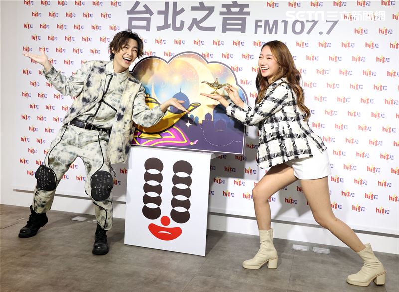炎亞綸、Julia吳卓源首次破天荒合作，打造天方夜譚神燈許下新年新希望。（記者邱榮吉/攝影）