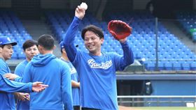 富邦悍將郭俊麟、林逸翔、林柏佑和球隊報到練球。（圖／富邦悍將提供）