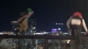 兩男爬上25樓「往下跳」！女路人嚇壞尖叫　一探頭超傻眼（圖／翻攝自Amanda Bagley推特）