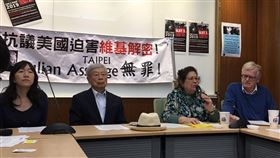 艾琳達：獨裁政權都說它的醜陋是國家機密前民進黨主席施明德前妻、人權工作者艾琳達（右2）3日出席記者會，聲援維基解密創辦人亞桑傑，艾琳達說，亞桑傑做的就是記者該做的事，揭發這種事不算是國家機密，「每個獨裁政權都說它的醜陋是國家機密」。中央社記者陳俊華攝　108年5月3日