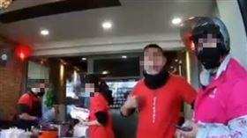 熊貓女外送員等太久質疑店家拖餐，遭男店員恐嚇嗆聲，她將秘錄器影片PO網，同時報警。(圖／翻攝自臉書爆怨公社)