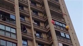 居民樓陽台大晴天撐滿雨傘，鄰居卻紛紛效仿，真相曝光網友驚呆了（圖／翻攝自星視頻微博）