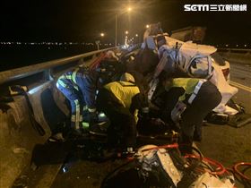 宜蘭五結鄉今天凌晨發生一起小客車、槽化車對撞車禍。（圖／翻攝自畫面）