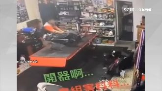 升降台才剛降　機車突翻滾師傅嚇傻！