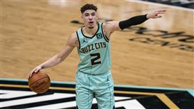 ▲「球三弟」鮑爾（LaMelo Ball）傳超狂空中接力。（圖／美聯社／達志影像）