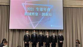 生策會2021年會登場 期許跨域整合開創新局生策會4日舉行年會，包括副總統賴清德（左3）、前副總統陳建仁（右1）、立法院長游錫(方方土)（左2）、生策會創辦人王金平（右3）等人均與會，並期許今年透過跨域結合創新局。中央社記者韓婷婷攝  110年1月4日