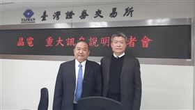 晶電提列資產減損39.6億元晶元光電總經理范進雍（左）、副總經理張世賢4日在台灣證券交易所記者會宣布，將鎖定先前取得璨圓光電主要資產，進行財報的資產減損約新台幣39.6億元。中央社記者潘智義攝  110年1月4日