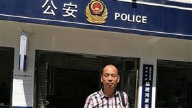 代理「12港人偷渡案」的中國律師盧思位（圖）、任全牛4日先後收到地方司法廳通知，擬吊銷他們的律師執業證書。「12港人關注組」譴責中國當局欲斷兩位律師生計。（圖取自盧思位臉書facebook.com）