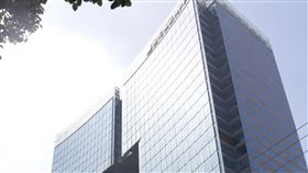 拼多多22歲員工猝死　上海勞動部門介入調查拼多多總部位於上海金虹橋國際中心，由於公司擴張快速，大樓內有許多樓層都是其辦公地點。2020年底拼多多傳出年輕員工猝死後，勞動保障部門表示將對拚多多勞動用工情況調查。中央社記者張淑伶上海攝　110年1月4日